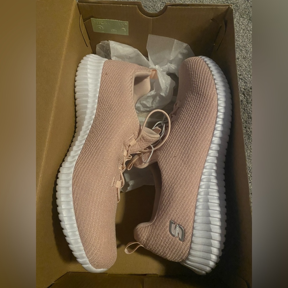 Pink sketchers tennis shoes